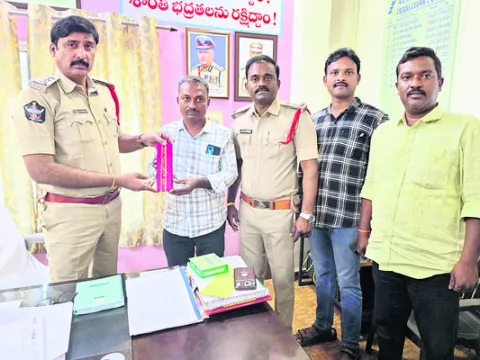 కోడిపందెం స్థావరంపై దాడి