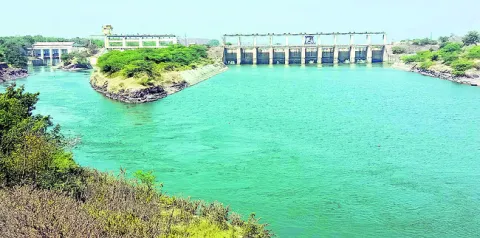 కొనసాగుతున్న నీటి విడుదల 