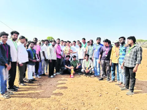 యువత క్రీడలపై ఆసక్తి చూపాలి 