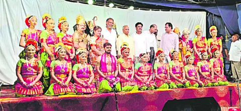 సమాజాన్ని మేల్కొలిపేవి నాటికలే.. 