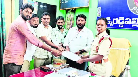 సాక్షి విలేకరిపై దాడికి యత్నం