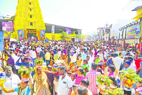 పట్నం.. పరవశం