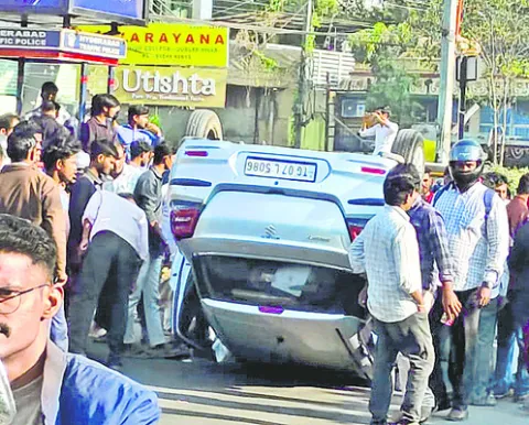 డివైడర్‌ ఢీకొని కారు బోల్తా 