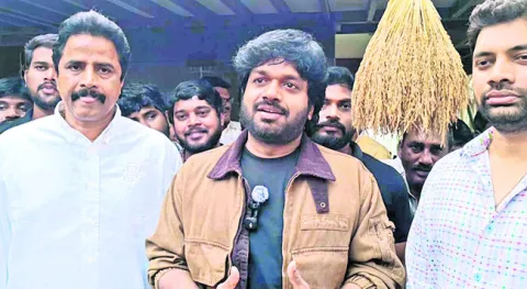 సందడి చేసిన అనిల్‌ రావిపూడి 
