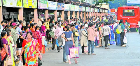 కిక్కిరిసిన బస్టాండ్‌