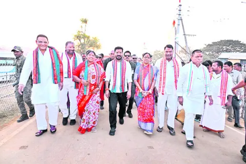 తరలొచ్చిన సర్కారు.. మురిసిన మేడారం