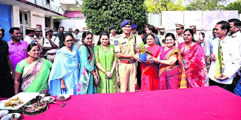 పోలీసుల కీర్తిని పెంచాలి