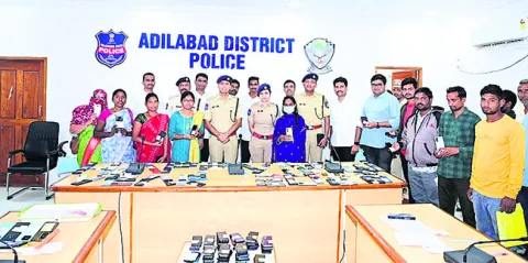 రూ.39 లక్షల విలువైన 200 ఫోన్ల అప్పగింత