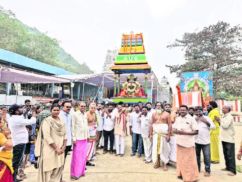 పుణ్యకోటి వాహనంపైపరంధాముడు 