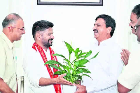 సీఎం రేవంత్‌ను కలిసిన మంత్రి పొంగులేటి
