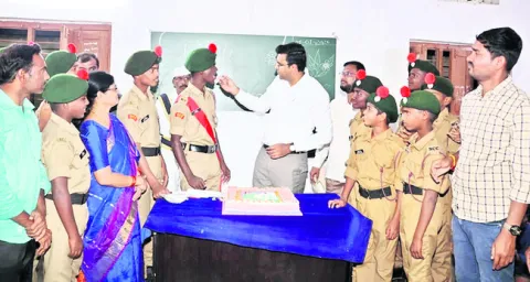 కష్టపడి చదివి ఉన్నత స్థాయికి చేరుకోవాలి 