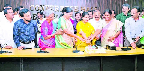 జిల్లాను ప్రథమ స్థానంలో నిలపాలి 