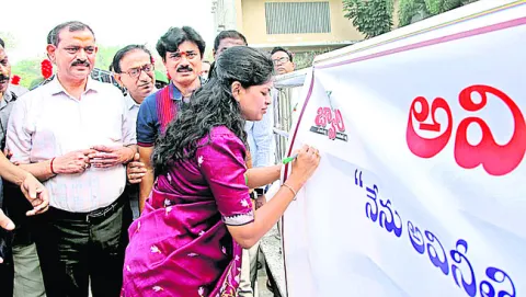 ఉద్యోగులు అవినీతికి పాల్పడితే కఠిన చర్యలు