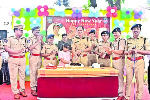 పోలీస్‌ కమిషనరేట్‌లో నూతన సంవత్సర వేడుకలు