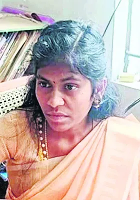 లంచం డిమాండ్‌ చేసిన సంక్షేమ శాఖాధికారిణి అరెస్ట్‌ 