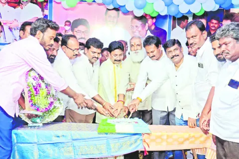 పతనానికి చేరువైన చంద్రబాబు ప్రభుత్వం 