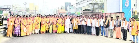 భక్తిశ్రద్ధలతో మన్యంకొండకు పాదయాత్ర 