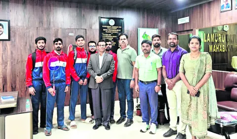 సోత్‌జోన్‌ పోటీలకు బయలుదేరిన పీయూ జట్టు 