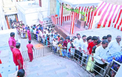 మన్యంకొండ.. భక్తులే నిండ 
