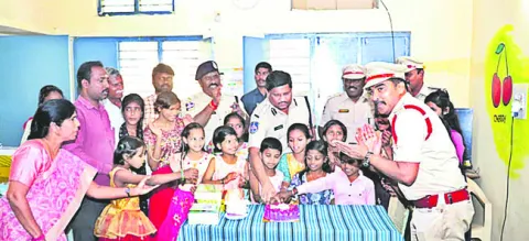 కష్టపడి చదివితే మంచి భవిష్యత్‌: ఎస్పీ