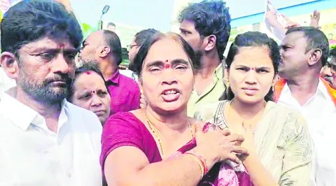 తల్లడిల్లిన తల్లి మనుసు 