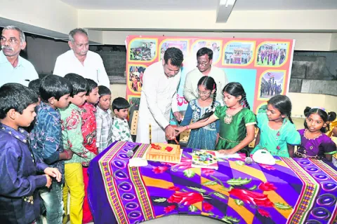 పిల్లల మధ్య న్యూ ఇయర్‌ వేడుకలు 