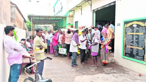 యూరియా కోసం తప్పని పాట్లు