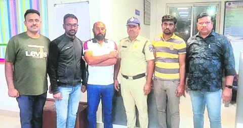 కొకై న్‌ తరలిస్తూ ఇద్దరు యువకులు..
