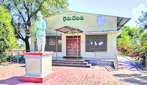 వేదికలు కావవి.. రైతు వేదనలు 