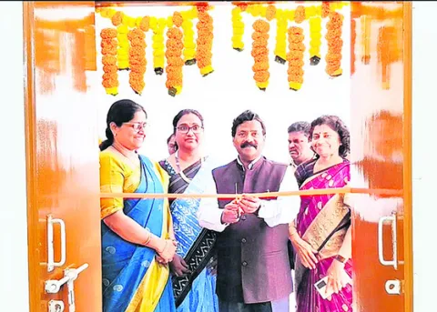 విద్యార్థులు పోటీతత్వంతో చదవాలి 