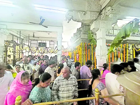 రత్నగిరికి పోటెత్తిన భక్తులు 