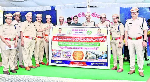 రోడ్డు నిబంధనలు విధిగా పాటించాలి 