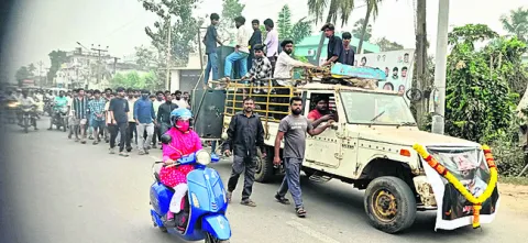 అశ్రునయనాలతో రాము మృతదేహం ఊరేగింపు 