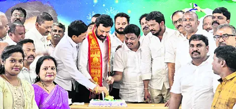 వైఎస్సార్‌సీపీ కార్యాలయంలో న్యూ ఇయర్‌ సంబరాలు