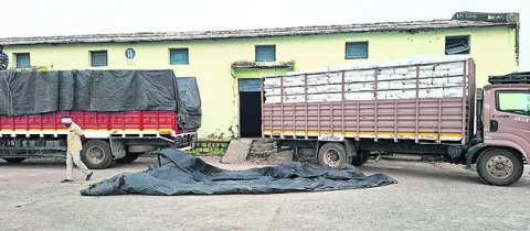 ‘ఇందిరమ్మ’ చీరలు వచ్చేశాయ్‌