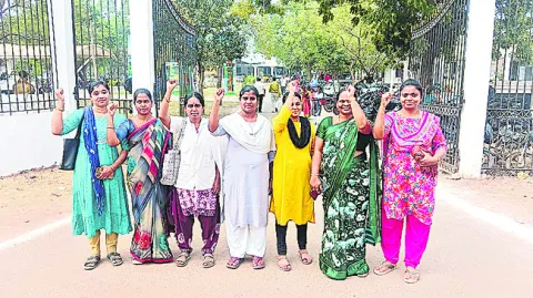 పదోన్నతి కల్పించాలంటూ ధర్నా 