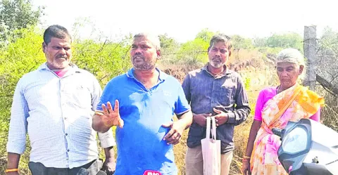 ‘భూమి తీసుకుని బెదిరిస్తున్నారు’ 