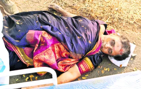 కారు బోల్తా పడి వృద్ధురాలి మృతి