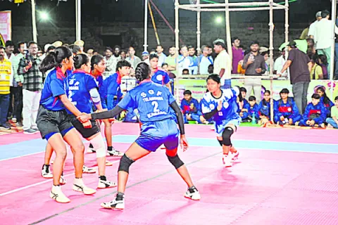 క్రీడాకారులు ఐక్యత, క్రమశిక్షణ చాటాలి 