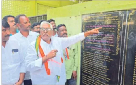 కాంగ్రెస్‌ జెండా మోసినోళ్లకే టికెట్లు, బీ ఫాంలు