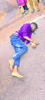 ట్రావెల్స్‌ బస్‌ ఢీకొని యువకుడి మృతి 