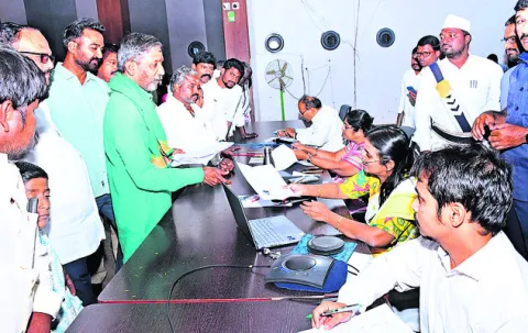 రైతులకు పరిహారం చెల్లించాలి 