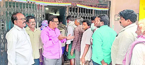 యూరియా కోసం రైతుల పడిగాపులు 