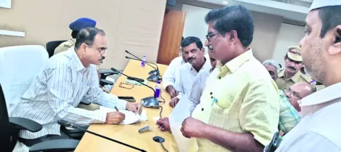 డాక్టర్లు, మందులు ఉండేలా చూడాలి
