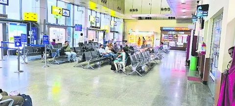 ఎయిర్‌పోర్టుకు ప్రయాణికుల తాకిడి