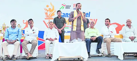 క్రీడాకారులను ప్రోత్సహిస్తాం