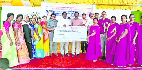 వడ్డీలేని రుణాల చెక్కు అందజేత 