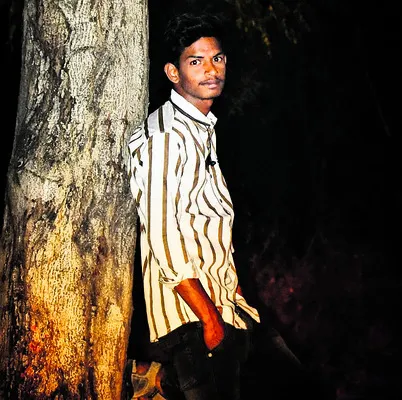 కుక్కలను తప్పించబోయి యువకుడి మృతి 