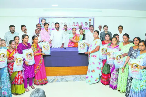 మహిళలు ఆర్థికాభివృద్ధి సాధించాలి