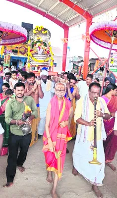 వైభవంగా శేషవాహన సేవ